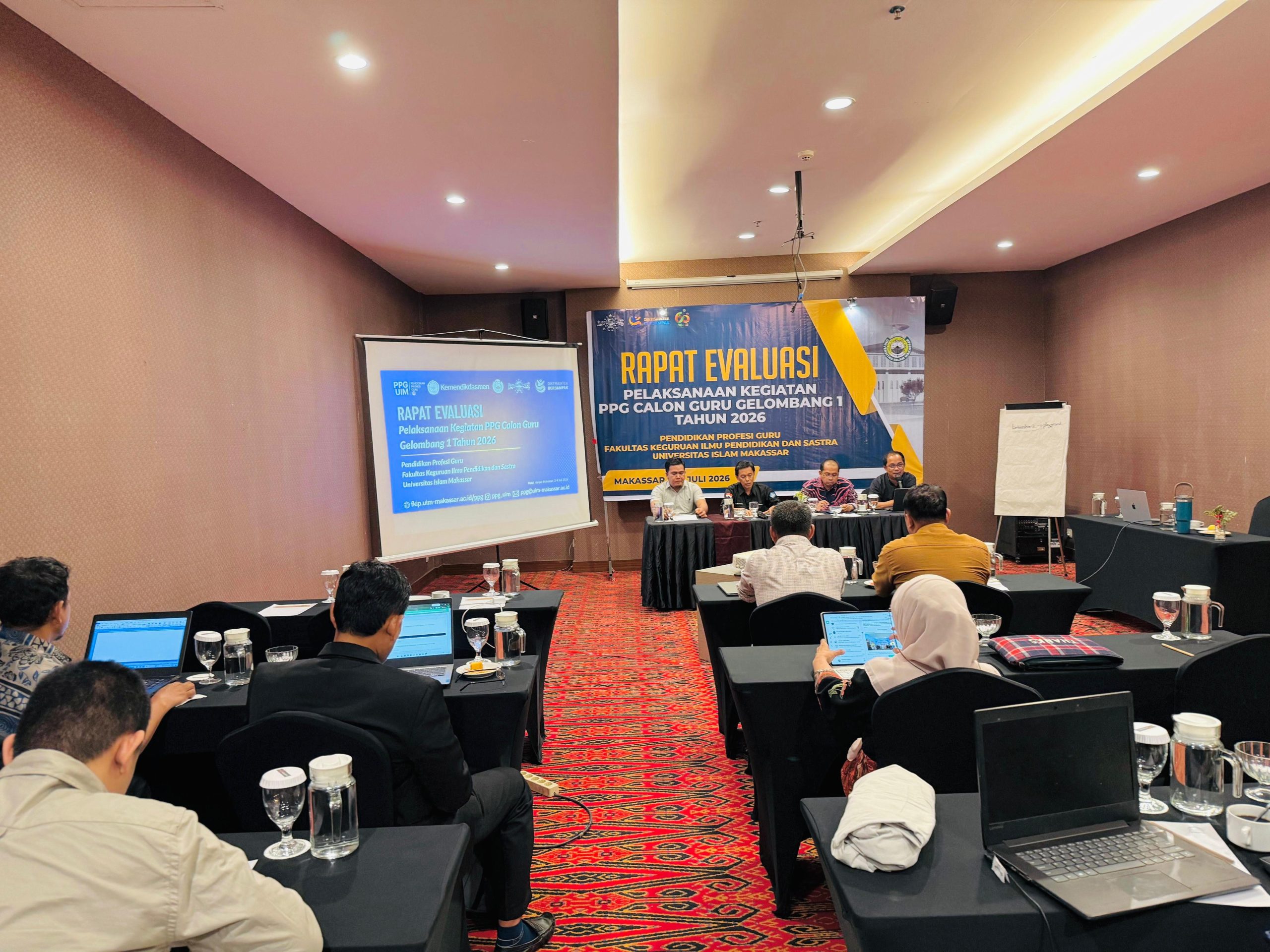 Pimpinan dan pengelola PPG FKIPS Universitas Islam Makassar mengikuti Rapat Evaluasi Pelaksanaan PPG Calon Guru Gelombang 1 Semester I Tahun 2026 di Hotel Harper Makassar, 2–4 Juli 2026. Forum ini menghasilkan sejumlah rekomendasi strategis untuk memperkuat tata kelola dan mutu penyelenggaraan pendidikan profesi guru.