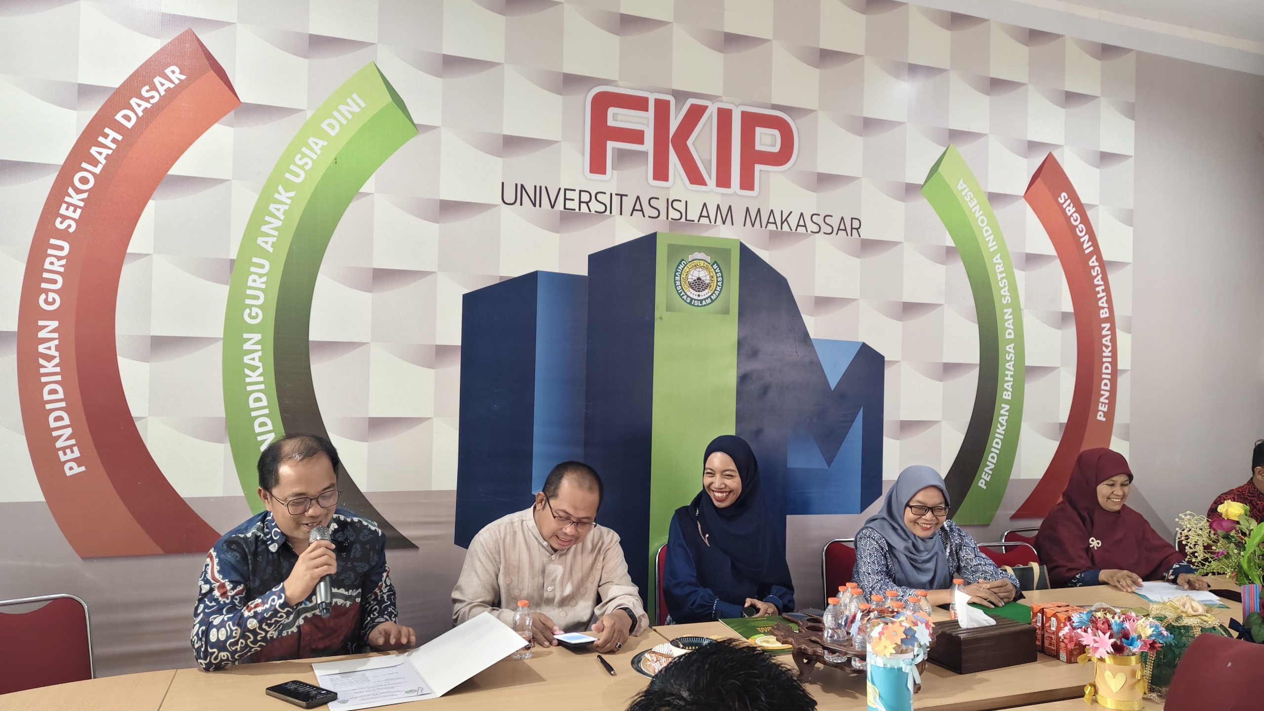 Suasana diskusi dan silaturahmi antara Program Studi Pendidikan Bahasa dan Sastra Indonesia (PBSI) FKIPS Universitas Islam Makassar dan Program Studi Tadris Bahasa Indonesia UIN Kiai Ageng Muhammad Besari Ponorogo sebelum pelaksanaan penandatanganan Perjanjian Kerja Sama (Implementation of Arrangement/IA), Jumat (7/8/2026), di Ruang Rapat FKIPS UIM.